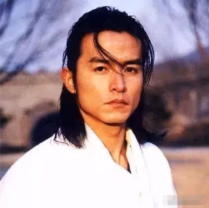 出生於馬來西亞，移民新加坡成國寶級演員，如今卸下光環去中國發展