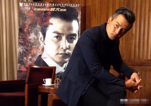 出生於馬來西亞，移民新加坡成國寶級演員，如今卸下光環去中國發展
