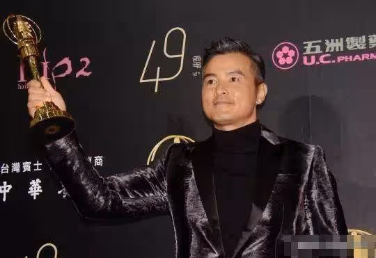 出生於馬來西亞，移民新加坡成國寶級演員，如今卸下光環去中國發展