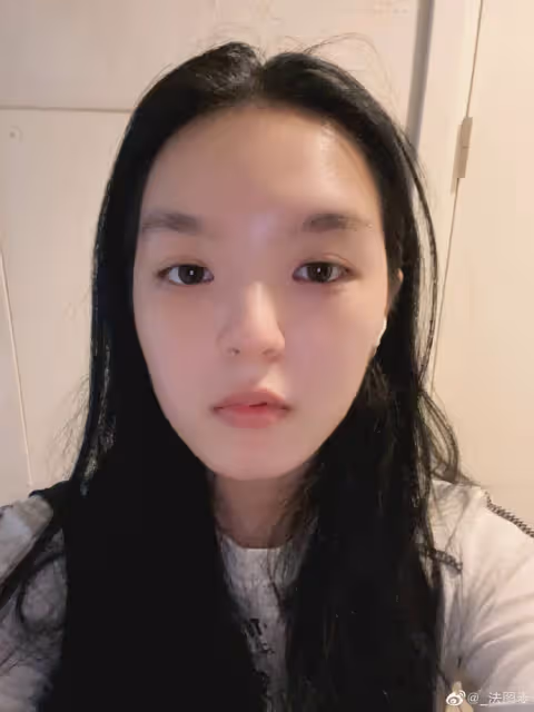 20歲法圖麥周末陪媽媽逛街，曬自拍眼神太像爸，母女倆已移居美國