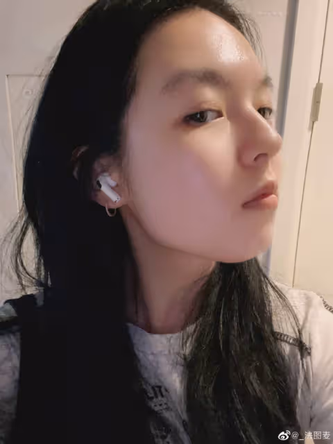 20歲法圖麥周末陪媽媽逛街，曬自拍眼神太像爸，母女倆已移居美國