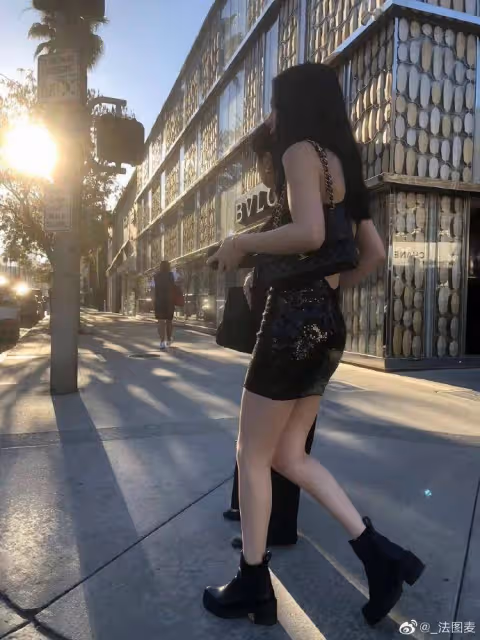20歲法圖麥周末陪媽媽逛街，曬自拍眼神太像爸，母女倆已移居美國