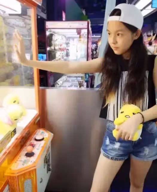 20歲法圖麥周末陪媽媽逛街，曬自拍眼神太像爸，母女倆已移居美國