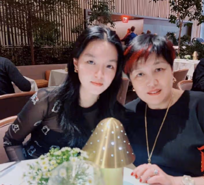 20歲法圖麥周末陪媽媽逛街，曬自拍眼神太像爸，母女倆已移居美國
