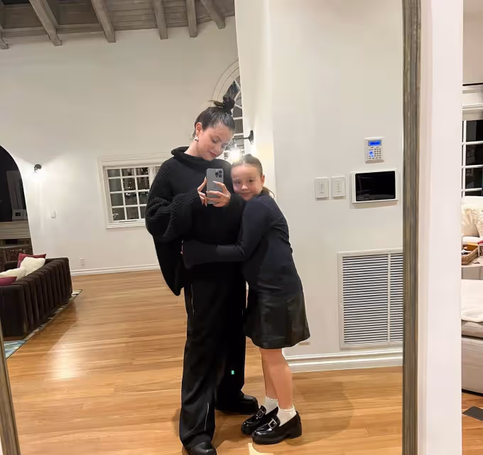 賽琳娜又和大布夫婦混了！還帶9歲妹妹來了，妮可拉透視裝真火辣