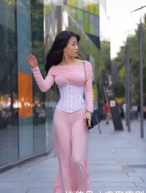 粉色冰絲弔帶搭配闊腿褲，清風吹過涼爽又性感，展現完美身材