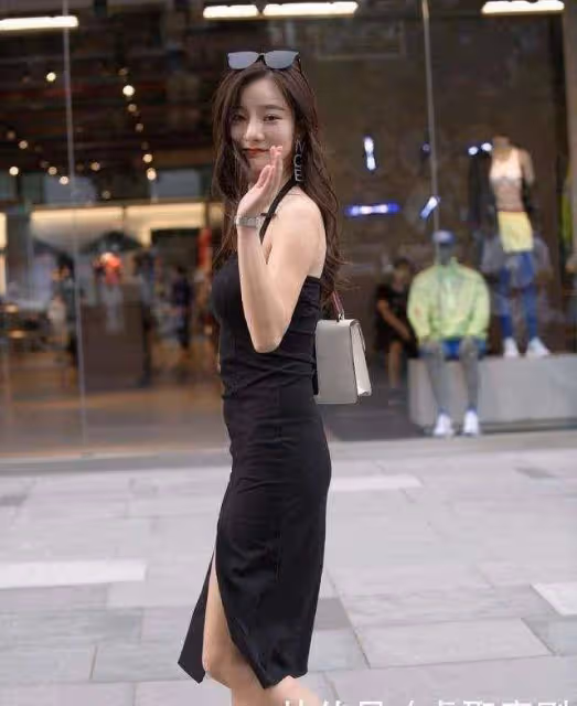 粉色冰絲弔帶搭配闊腿褲，清風吹過涼爽又性感，展現完美身材