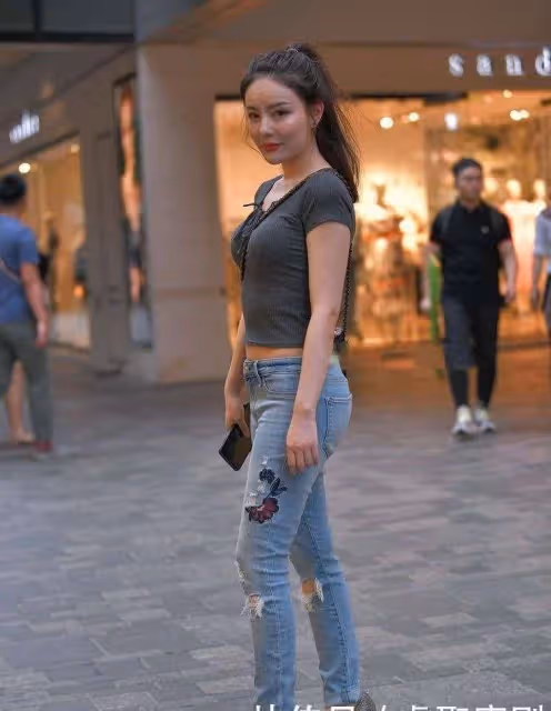 粉色冰絲弔帶搭配闊腿褲，清風吹過涼爽又性感，展現完美身材