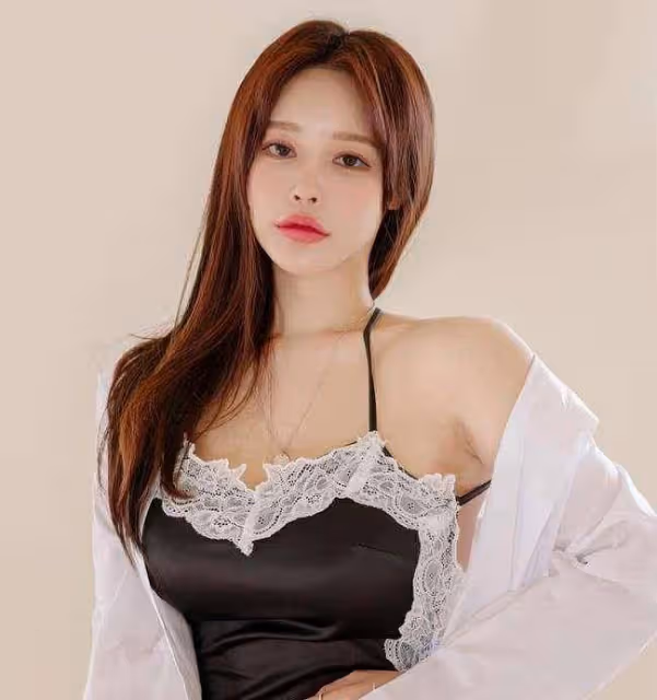 清純美女穿弔帶睡裙，又純又欲實在太誘人