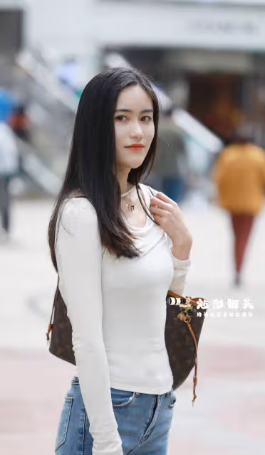 針織衫+緊身牛仔褲，展現身材曲線美，藍白配色凸顯優雅氣質