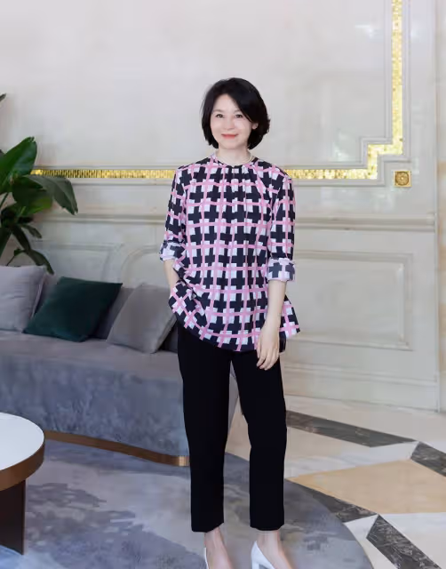 建議奔五奔六的女人：衣不緊身、裙不上膝、頭髮不亂披，美得優雅