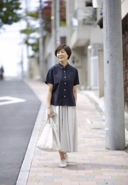 建議奔五奔六的女人：衣不緊身、裙不上膝、頭髮不亂披，美得優雅