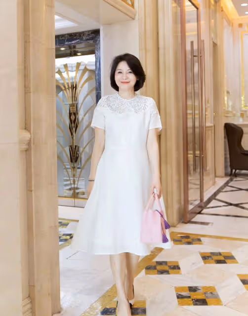 建議奔五奔六的女人：衣不緊身、裙不上膝、頭髮不亂披，美得優雅