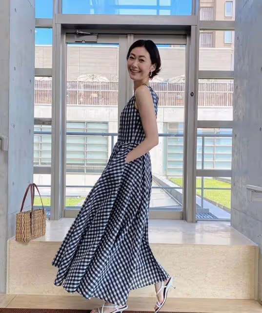 建議奔五奔六的女人：衣不緊身、裙不上膝、頭髮不亂披，美得優雅