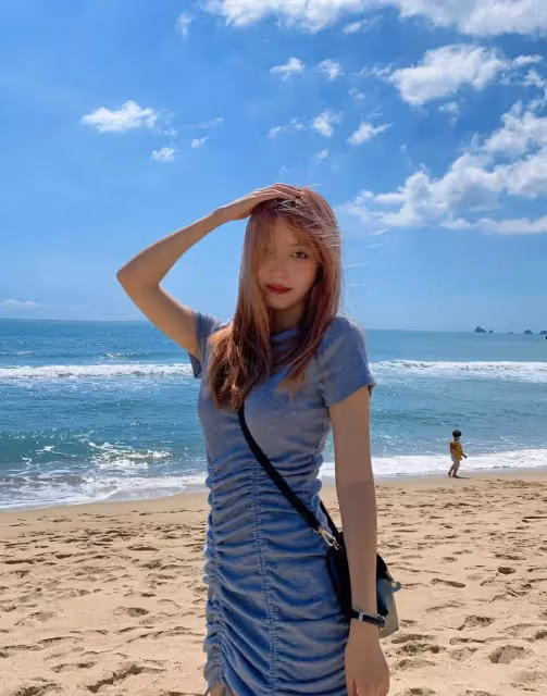 海邊的紅髮小妹，藍色緊身裙，發送獨特魅力
