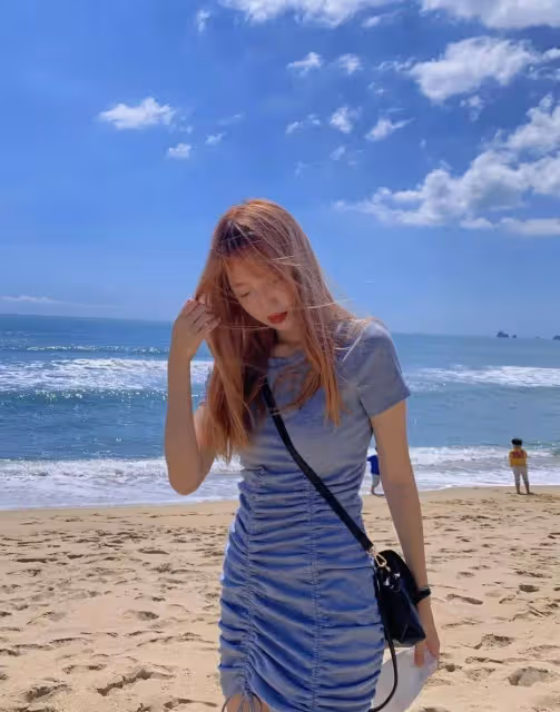 海邊的紅髮小妹，藍色緊身裙，發送獨特魅力