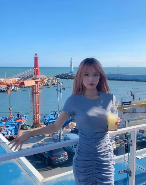 海邊的紅髮小妹，藍色緊身裙，發送獨特魅力