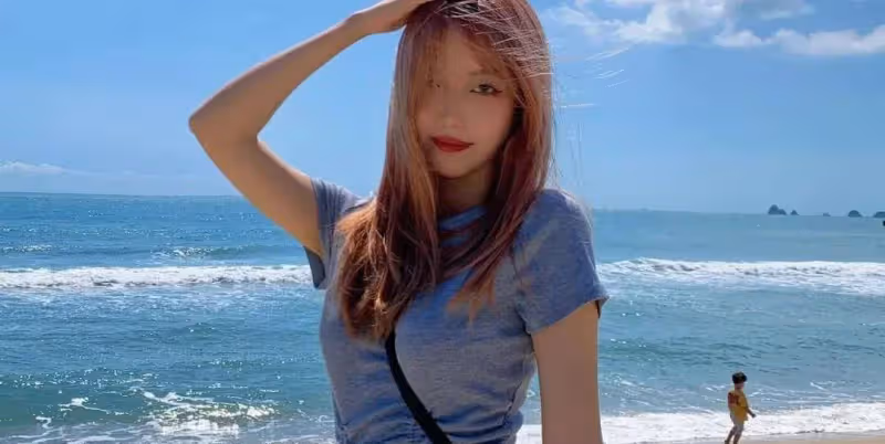 海邊的紅髮小妹，藍色緊身裙，發送獨特魅力