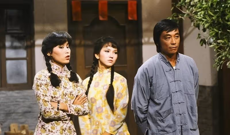 69歲趙雅芝春遊，穿緊身牛仔褲放風箏，出道40年老戲骨還是少女顏