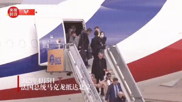 事實證明,陪馬克龍回國的鞏俐,已經走上了另一條大道
