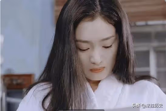 事實證明,陪馬克龍回國的鞏俐,已經走上了另一條大道