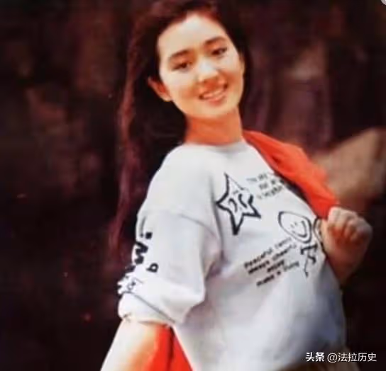 事實證明,陪馬克龍回國的鞏俐,已經走上了另一條大道