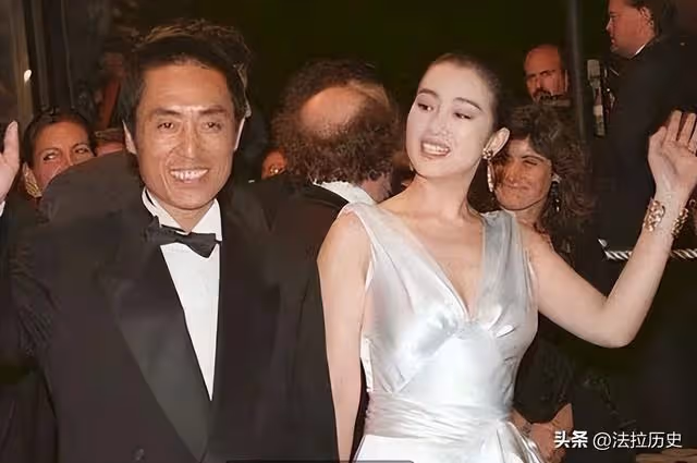 事實證明,陪馬克龍回國的鞏俐,已經走上了另一條大道