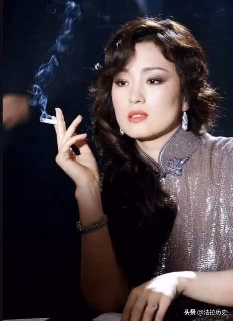 事實證明,陪馬克龍回國的鞏俐,已經走上了另一條大道