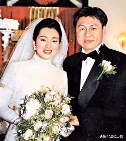 事實證明,陪馬克龍回國的鞏俐,已經走上了另一條大道