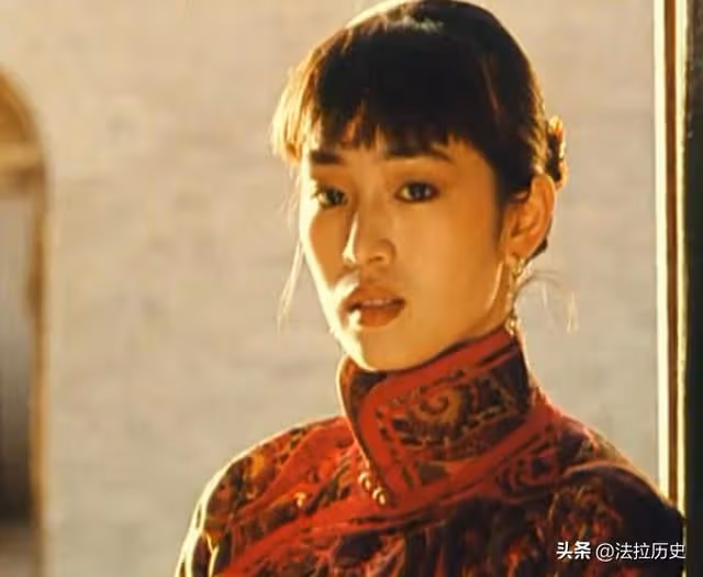 事實證明,陪馬克龍回國的鞏俐,已經走上了另一條大道