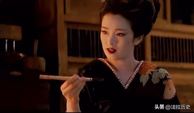 事實證明,陪馬克龍回國的鞏俐,已經走上了另一條大道