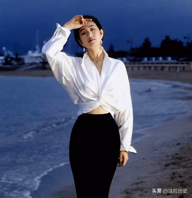 事實證明,陪馬克龍回國的鞏俐,已經走上了另一條大道