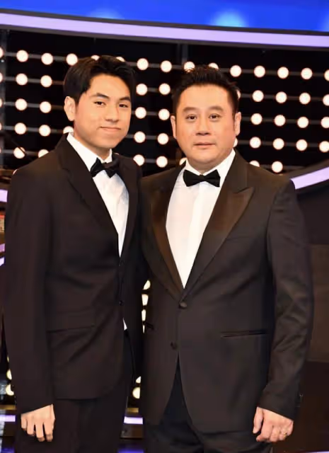 知名港星罕見回巢錄節目！攜20歲兒子同台亮相，對方高大帥氣