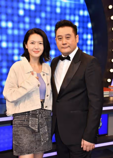 知名港星罕見回巢錄節目！攜20歲兒子同台亮相，對方高大帥氣