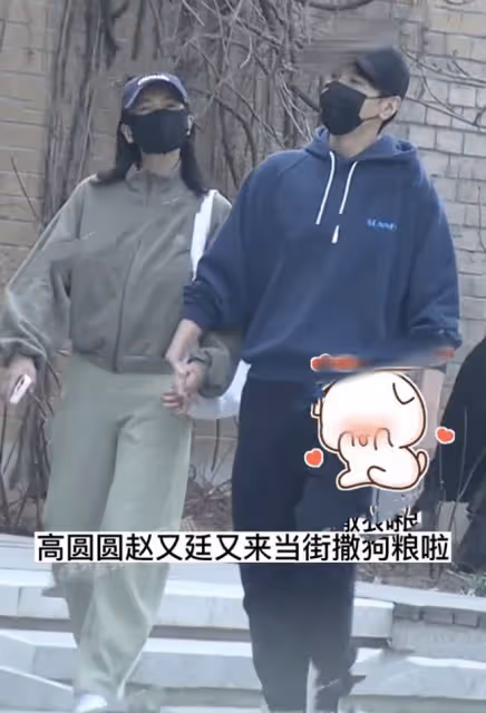 趙又廷夫婦牽手逛街，高圓圓喂老公吃甜品，與女兒視頻笑得好幸福