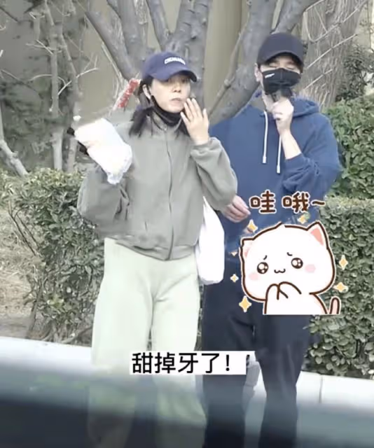 趙又廷夫婦牽手逛街，高圓圓喂老公吃甜品，與女兒視頻笑得好幸福