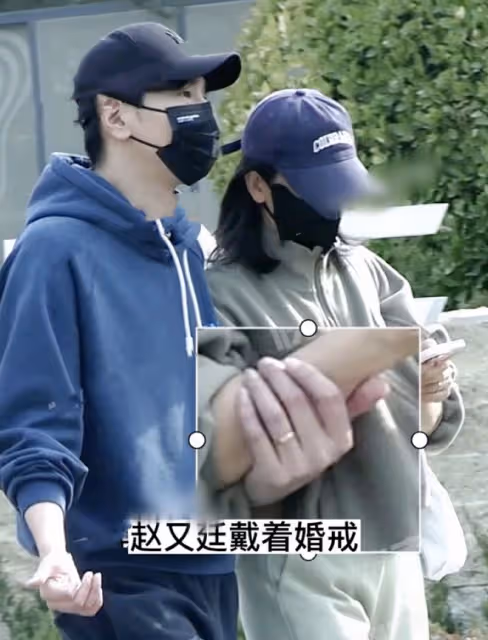 趙又廷夫婦牽手逛街，高圓圓喂老公吃甜品，與女兒視頻笑得好幸福