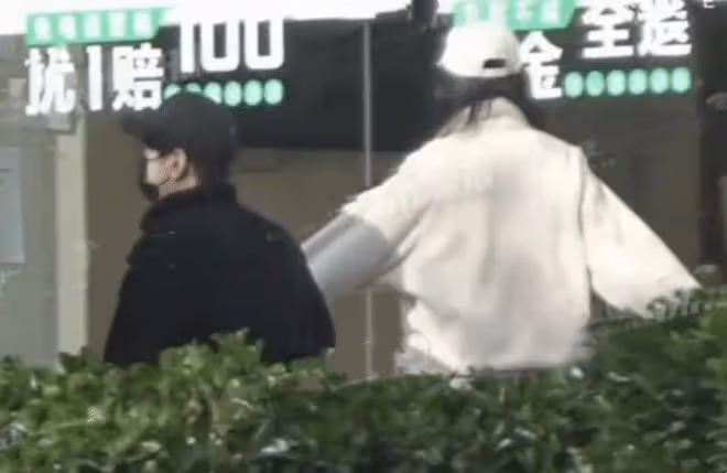 趙又廷夫婦牽手逛街,高圓圓喂老公吃甜品,與女兒視頻笑得好幸福