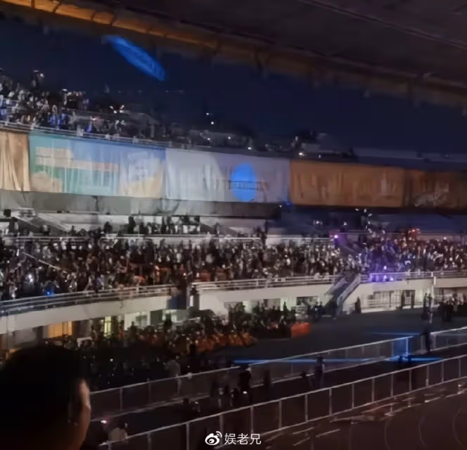 汪峰洛陽演唱會太慘澹,4萬人體育館空蕩蕩,下半場免費請人看