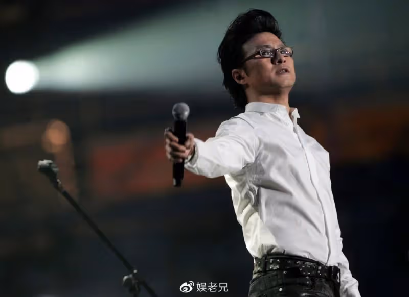 汪峰洛陽演唱會太慘澹,4萬人體育館空蕩蕩,下半場免費請人看