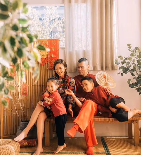 Jasper當校園導員拍宣傳片，中英文切換自如，自信可愛太像陳小春