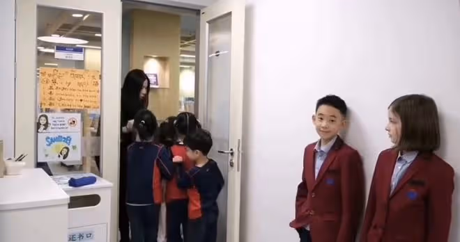 Jasper當校園導員拍宣傳片，中英文切換自如，自信可愛太像陳小春