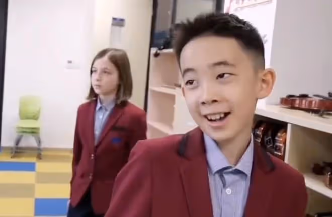 Jasper當校園導員拍宣傳片，中英文切換自如，自信可愛太像陳小春