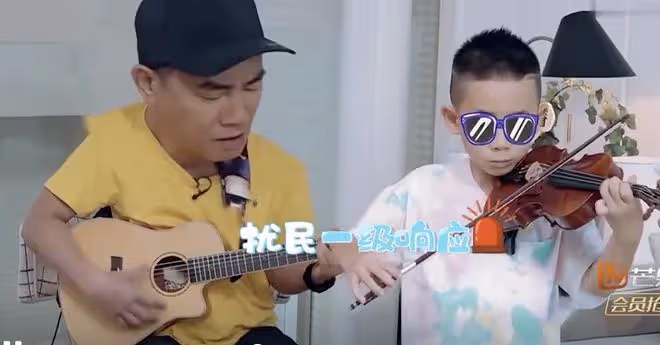 Jasper當校園導員拍宣傳片，中英文切換自如，自信可愛太像陳小春