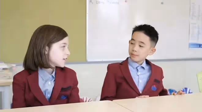 Jasper當校園導員拍宣傳片，中英文切換自如，自信可愛太像陳小春