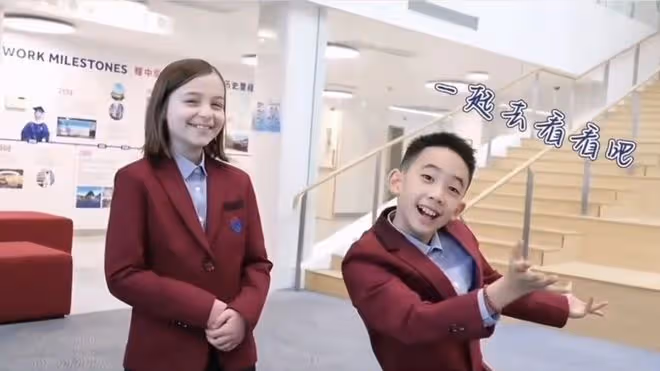 Jasper當校園導員拍宣傳片,中英文切換自如,自信可愛太像陳小春
