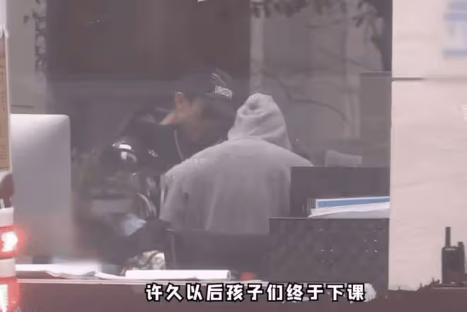 Jasper當校園導員拍宣傳片，中英文切換自如，自信可愛太像陳小春