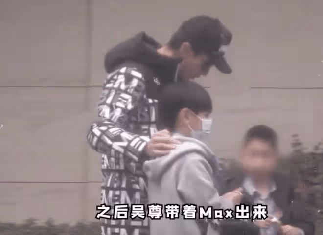 Jasper當校園導員拍宣傳片，中英文切換自如，自信可愛太像陳小春