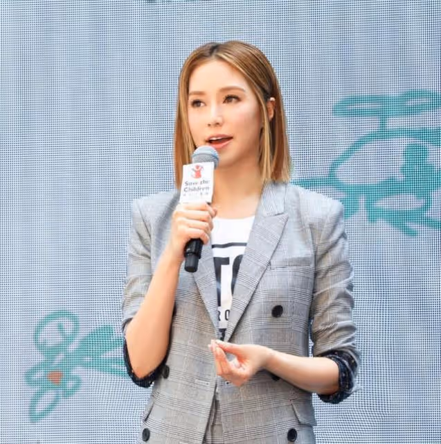 香港女星嫁豪門成千億媳婦,現身慈善晚會捐五百萬,仍少女味十足