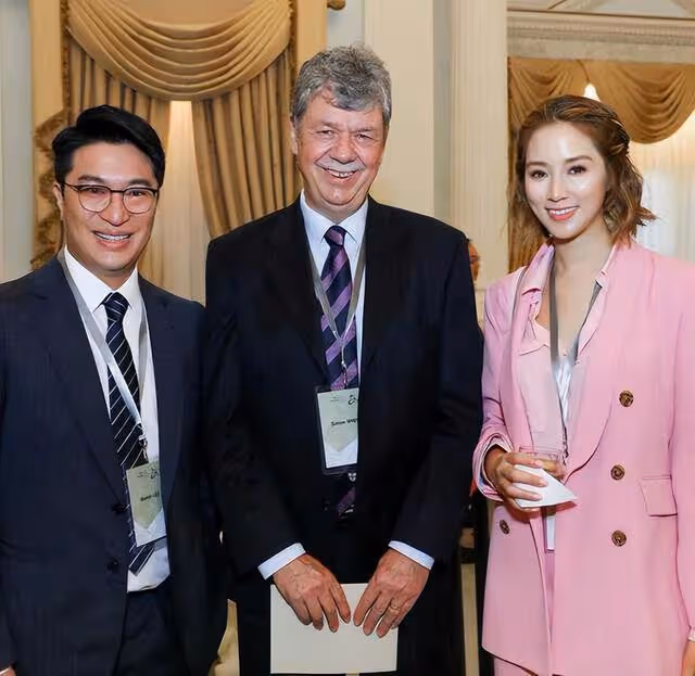香港女星嫁豪門成千億媳婦,現身慈善晚會捐五百萬,仍少女味十足